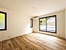室内：【居室】ナチュラルな木目と上品な色合いが魅力的な居住スペースは、住む人の心を自然とおだやかにします。