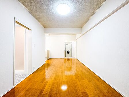 【リビング】温かみのあるナチュラルテイストのLDK。のんびりくつろぐソファや、お食事を楽しむダイニングセットを置いても圧迫感はありません。
