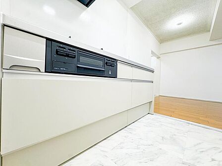 【キッチン】作業スペースを多くとったキッチン。夫婦そろってキッチンに立っても調理がしやすくゆとりある広さ。