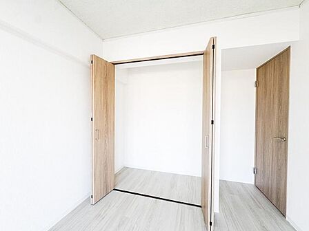 【収納】お洋服も沢山収納出来る奥行ある収納スペースです。