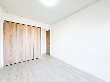 【居室】インテリアショップで見掛けた「あの家具」も置ける、ゆったりとした空間。時に広さが上質な寛ぎの時間になる事も。