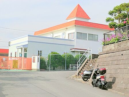 静心幼稚園 約1330m 広々とした平屋建ての園舎で、のびのび過ごせる幼稚園です