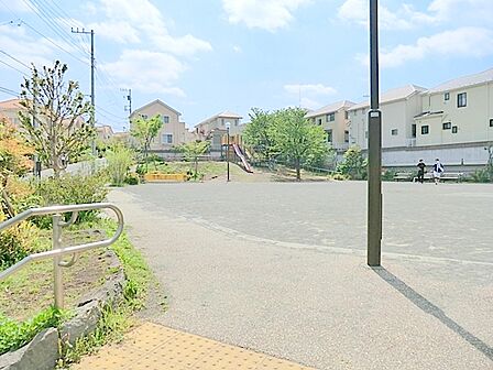 下倉田小松ケ丘公園　約1000ｍ　元気に走り回って遊ぶことのできる広いスペースのある公園