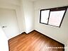 室内：【居室】ナチュラルな木目と上品な色合いが魅力的な居住スペースは、住む人の心を自然とおだやかにします。