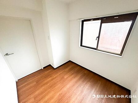【居室】ナチュラルな木目と上品な色合いが魅力的な居住スペースは、住む人の心を自然とおだやかにします。