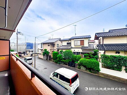 【住戸からの眺望】遠くまで見渡せる開放的な眺望を現地にてご確認ください。