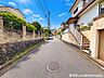 外観：【前面道路】見通しの良い道路に面し、開放感のある立地。子育て環境も良好です！