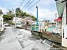 周辺：新沢幼稚園　約500ｍ　園庭には遊具もある楽しい幼稚園