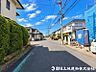 外観：【前面道路】見通しの良い道路に面し、開放感のある立地。毎日の車の出し入れもスムーズです