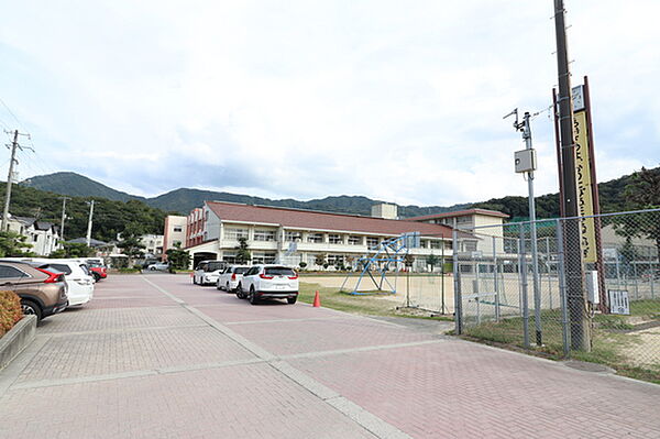 画像4:中学校「広島市立矢野中学校まで976ｍ」