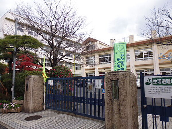 小学校「広島市立仁保小学校まで685ｍ」