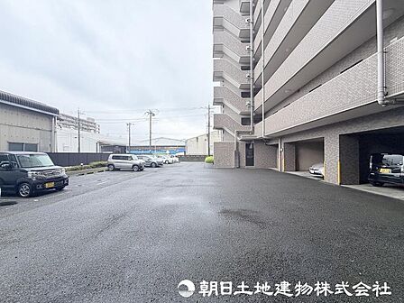 <駐車場>平置き駐車場空有ります。(月々10000円〜12000円)