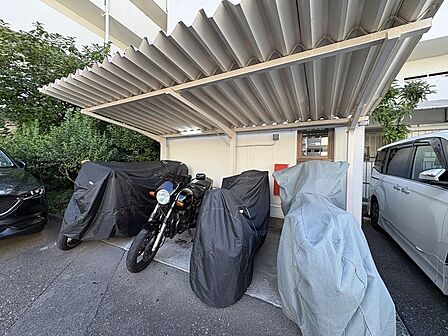 【バイク置き場】バイク置き場の様子です。月額 4000円・8000円。空き状況は随時ご確認ください。