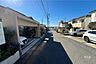 外観：物件の北西側前面道路（北東側から）