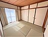 子供部屋：南西側和室約6.0帖。エアコン設置可能です。広い押入がございます。