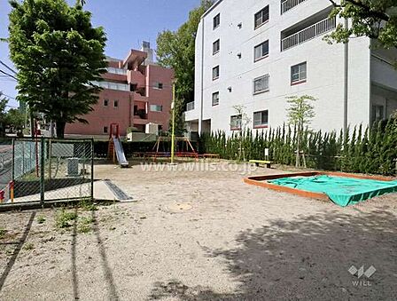 敷地に隣接する虹ヶ丘北公園