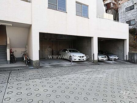 敷地内駐車場(敷地北側にある屋内平面式)