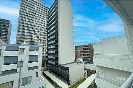 バルコニーは南向きです。横長リビングで、日当たりが良く、お洗濯物がよく乾きます。