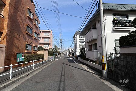 物件の東側前面道路(南側から)。猪子石小学校エリアに位置する新耐震のマンションです。