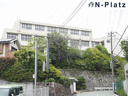 雲雀丘中学校まで約650ｍ