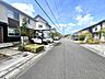 外観：前面道路を含む現地写真