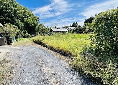 外観：約63坪の分譲地と前面私道の状況