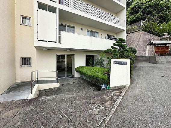 六甲山の麓、山...
