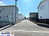 外観：前面道路は居住者以外の通りが少ないので、プライバシーが保ちやすく安心。交通量も少ないのでラクラク駐車できます！