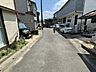外観：前面道路含む現地写真