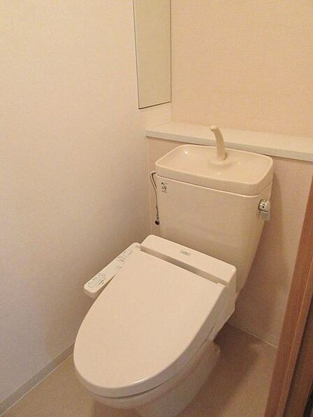 清潔感のあるトイレ空間。手洗い付きのトイレで、使用後の手洗いもスムーズに行える使い勝手の良い設備です♪
