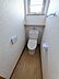 トイレ：明るい窓付きトイレに温水便座を完備。