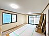 リビング/ダイニング：【リフォーム中】リビング別角度です。クロスの張替えをおこないます。ダイニングテーブルを囲んで食事が楽しめそうです。