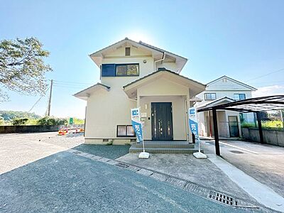 外観:【現地写真】外観写真です。外壁屋根の塗装をおこないました。カーポート付の住宅です。 外観:【現地写真】外観写真です。外壁屋根の塗装をおこないました。カーポート付の住宅です。