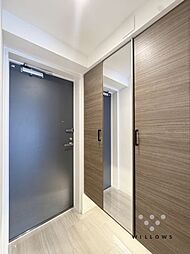 住まいの顔となる清潔感あふれる玄関スペース。内装が一新され、訪れる人を心地よく迎えます。