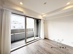 バルコニーに面した明るく爽やかな洋室。南西向きの陽光が心地よく差し込む温かな空間です