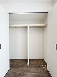 お洋服の出し入れがスムーズなクローゼット付き。お部屋に余計な家具を置かず清潔に保てます