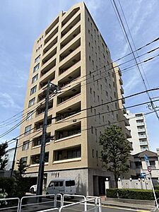 外観:周辺は教育施設や商業施設が揃う、暮らしやすい街並みが魅力的です。埼京線「十条」駅より徒歩3分の便利な立地です。 外観:周辺は教育施設や商業施設が揃う、暮らしやすい街並みが魅力的です。埼京線「十条」駅より徒歩3分の便利な立地です。