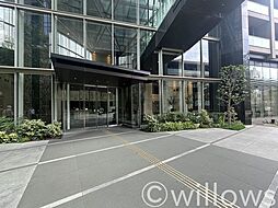 エントランスは広々で開放感があります。清掃が行き届いており、管理体制の良さが伺えます。