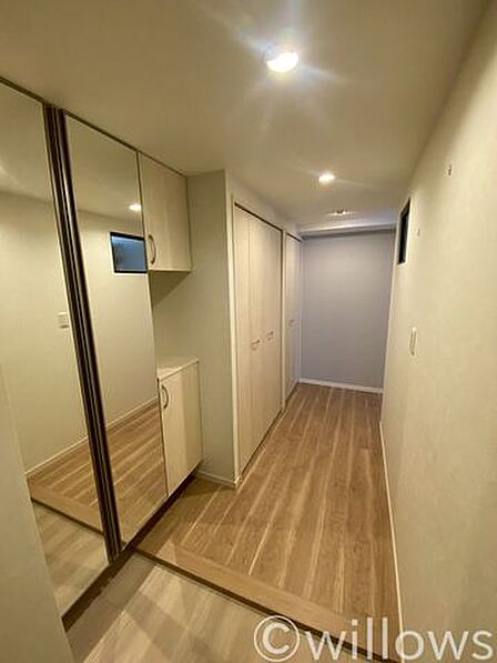玄関を入ると少し幅広く、ゆとりある設計をされた廊下が広がります。背の高いシューズボックスもあります。