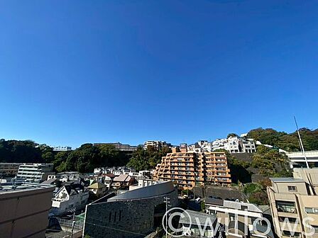 ルーフバルコニーからの眺望です。周りに目線の気になるものもないので、プライベート空間を楽しめます。