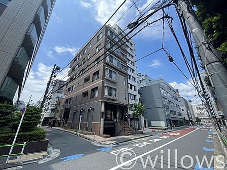 堂々たる趣ながら、主張し過ぎずどこか余裕を感じさせるシャープなフォルムで佇むマンションは、晴天の空と照らし合わせる事で、本来あるべき完成形の姿を見せてくれます。