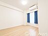 室内：リモートワークにピッタリのお部屋。エアコンも設置可能なので、通常の居室として使用可能。テーブルや椅子を置いて読書はもちろん、様々な生活の光景を演出してくれる空間です。