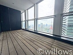 広々としたバルコニーは、日々の暮らしをより良いものへ。高層階という強みを生かし、夜景を楽しむのも良いですね。