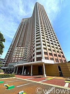 外観:大切なペットとも暮らせる(規約有)、地上48階建て(40階部分)のマンションです。周辺は教育施設や商業施設が揃う、暮らしやすい街並みが魅力的です。 外観:大切なペットとも暮らせる(規約有)、地上48階建て(40階部分)のマンションです。周辺は教育施設や商業施設が揃う、暮らしやすい街並みが魅力的です。