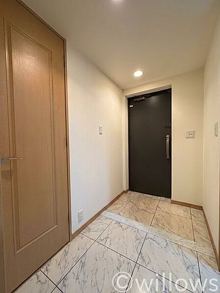 玄関には大きなシューズクローセットが設置されています。棚数も多く沢山の靴が収納可能です。扉を閉めておくことが出来るので、玄関もすっきりとした印象になります。