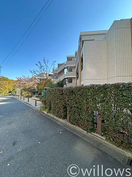 街並みに溶け込む落ち着いた外観。生垣の緑が道路との境界を生み、プライバシーに配慮された設計です。