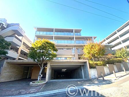 爽やかな青空の下に贅沢なほどに降り注ぐ陽光、豊かな居住性と、クオリティが見事に調和した住空間は、住まうことの喜びを感じさせてくれます。