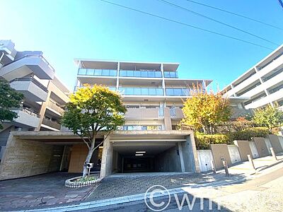 外観:爽やかな青空の下に贅沢なほどに降り注ぐ陽光、豊かな居住性と、クオリティが見事に調和した住空間は、住まうことの喜びを感じさせてくれます。 外観:爽やかな青空の下に贅沢なほどに降り注ぐ陽光、豊かな居住性と、クオリティが見事に調和した住空間は、住まうことの喜びを感じさせてくれます。