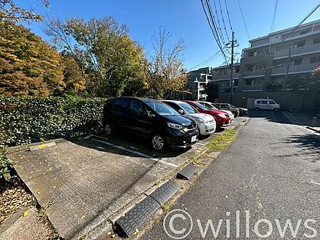 日当たりの良い平置き風駐車場。出入りしやすい配置で、毎日のカーライフを快適にサポートします。