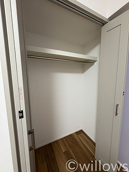 収納クローゼットは棚やハンガーパイプが付いており、スーツや上着などが収納可能です。ゴルフバッグやスノーボードなど趣味のお荷物も十分収納が可能です。日常で使わないものや食料のストックも可能です。